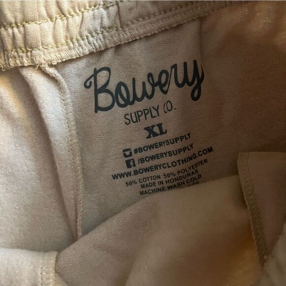 NEW Bowery Men’s Tan Mushroom Shorts 6’ - Picture 2 of 3